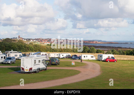 Camping site avec Dunbar en arrière-plan, East Lothian, Ecosse, Europe Banque D'Images