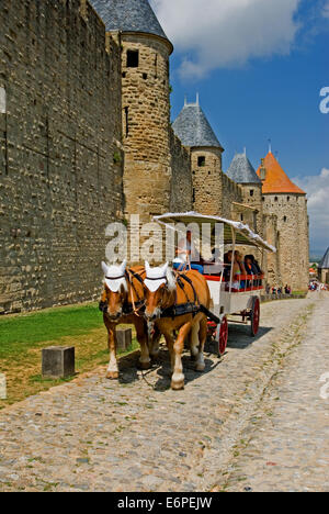 La ville fortifiée de Carcassonne dans le département de l'Aude dans le sud-ouest de la France est une destination touristique majeure, et site du patrimoine mondial de l'UNESCO Banque D'Images