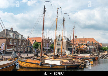 Botters, un type de bateau de pêche, dockyard historique dans l'arrière-plan, Bunschoten Spakenburg, Pays-Bas.- Banque D'Images