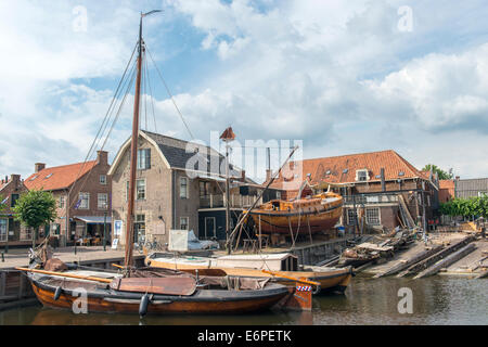 Botters, un type de bateau de pêche, dockyard historique dans l'arrière-plan, Bunschoten Spakenburg, Pays-Bas.- Banque D'Images