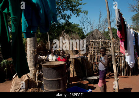 Habitants de Mukuna Village. Dans le district de Kazungula Département du Sud se trouve le village rural Mukuni. Il est à seulement 7 ki Banque D'Images