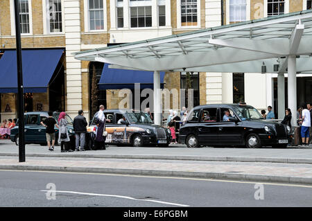 Les personnes en attente de taxis à l'extérieur de la gare de King's Cross, London England Angleterre UK Banque D'Images