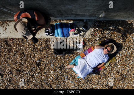 Couple sur la plage, à Eastbourne, dans le Sussex, England, UK Photo : Pixstory / Alamy Banque D'Images