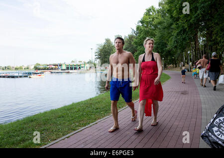 Jeune couple polonais jouissant d'une promenade le long de l'été le long de la lagune Tatar Zalew waterfront park. Warszawa Pologne Banque D'Images