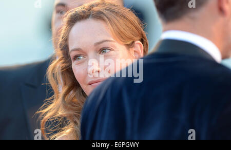 Venise. 28 août, 2014. L'actrice italienne Cristiana Capotondi (L) pose sur le tapis rouge pour le film sélectionné pour la compétition principale 'La Rancon La Gloire lors de la 71th Venice Film Festival, à Lido de Venise, l'Italie le 28 août. 2014. Credit : Liu Lihang/Xinhua/Alamy Live News Banque D'Images