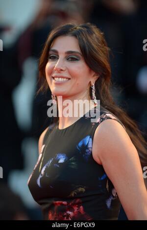 Venise. 28 août, 2014. L'actrice Nadine Labaki pose sur le tapis rouge pour le film sélectionné pour la compétition principale 'La Rancon La Gloire lors de la 71th Venice Film Festival, à Lido de Venise, l'Italie le 28 août. 2014. Credit : Liu Lihang/Xinhua/Alamy Live News Banque D'Images