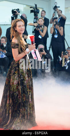 Venise. 28 août, 2014. L'actrice italienne Cristiana Capotondi pose sur le tapis rouge pour le film sélectionné pour la compétition principale 'La Rancon La Gloire lors de la 71th Venice Film Festival, à Lido de Venise, l'Italie le 28 août. 2014. Credit : Liu Lihang/Xinhua/Alamy Live News Banque D'Images