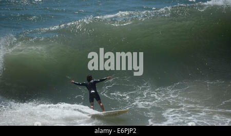 Malibu, Californie, USA. 28 août, 2014. Mugu lifeguard station qui a été utilisée dans les années 1990, série télé Baywatch était sapée par les grandes vagues de l'Ouragan Marie mercredi soir. State Park rangers regarder par dessus un effondrement lifeguard station qui est tombé dans l'océan tard mercredi soir de la grosses vagues de l'ouragan Marie. Le comté de la lifeguard bâtiment que depuis plus de 30 ans et aujourd'hui il a été lentement déchirée par les grosses vagues le long de PCH. Photo par Gene Blevins/LA DailyNews/ZumaPress Crédit : Gene Blevins/ZUMA/Alamy Fil Live News Banque D'Images