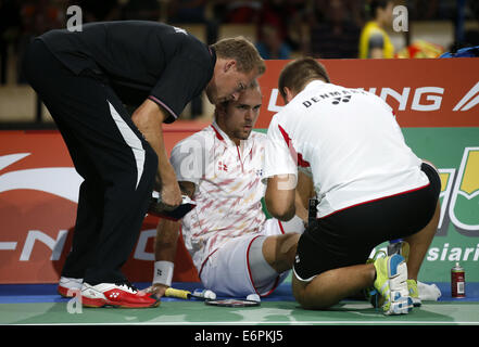 Copenhague. 28 août, 2014. Jan O Jorgensen du Danemark reçoit un traitement médical après la première série de la masculin Journée 3 match contre Chou Tien Chen du Taipei chinois le jour 4 de Li Ning BWF Championnats du Monde 2014 à Ballerup Super Arena à Copenhague, Danemark le 28 août 2014. Jan O Jorgensen a retiré le match dans le deuxième set avec une blessure au genou. Credit : Wang Lili/Xinhua/Alamy Live News Banque D'Images