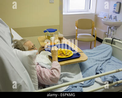 Patient âgé de 90 ans de manger dans son hôpital du NHS en Angleterre, Royaume-Uni Banque D'Images