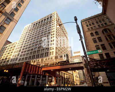 Une vue de Chicago 'L' train sur une voie surélevée au-dessus de Wabash Avenue dans le quartier de la boucle du centre-ville de Chicago. Banque D'Images