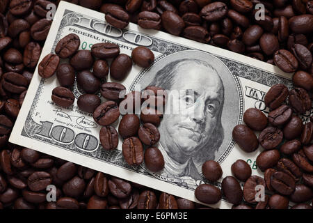 Coût du café. One hundred dollar bill et les grains de café. Close-up. Banque D'Images
