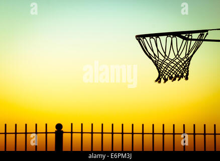 Panier de basket-ball sur la plage au lever du soleil. Banque D'Images