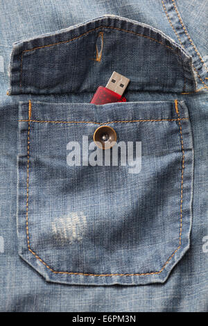 Flash USB dans la poche de chemise en jean. Banque D'Images