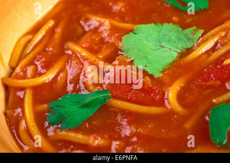 Soupe aux tomates Chorba algérienne Matisha bil Banque D'Images