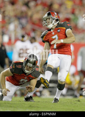 Tampa, Floride, USA. 28 août, 2014. Patrick Murray (7) montres son troisième trimestre domaine objectif par les montants au cours de la Tampa Bay Buccaneers vs Redskins de Washington preseason game chez Raymond James, le jeudi (28/08/14) (Crédit Image : Crédit : Brendan Fitterer/Tampa Bay Times/ZUMA/Alamy Fil Live News) Banque D'Images