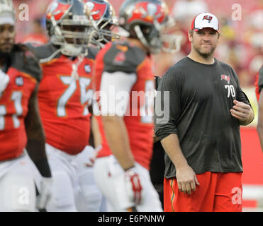 Tampa, Floride, USA. 28 août, 2014. Logan Mankins montres l'échauffement avant le Tampa Bay Buccaneers vs Redskins de Washington preseason game chez Raymond James, le jeudi (28/08/14) (Crédit Image : Crédit : Brendan Fitterer/Tampa Bay Times/ZUMA/Alamy Fil Live News) Banque D'Images