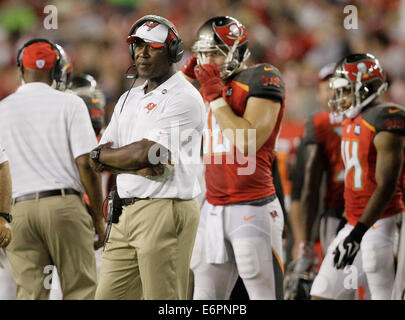 Tampa, Floride, USA. 28 août, 2014. L'entraîneur Lovie Smith regarde son équipe au quatrième trimestre au cours du Tampa Bay Buccaneers vs Redskins de Washington preseason game chez Raymond James, le jeudi (28/08/14) (Crédit Image : Crédit : Brendan Fitterer/Tampa Bay Times/ZUMA/Alamy Fil Live News) Banque D'Images