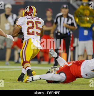 Tampa, Floride, USA. 28 août, 2014. Bucs Ronald Talley (72) ne peut pas saisir Washington's Ryan Clark (25) au cours de la présaison Tampa Bay Buccaneers match contre les Redskins de Washington à Raymond James Stadium jeudi soir 8/28/2014. (Crédit Image : Crédit : Jim Damaske/Tampa Bay Times/ZUMA/Alamy Fil Live News) Banque D'Images