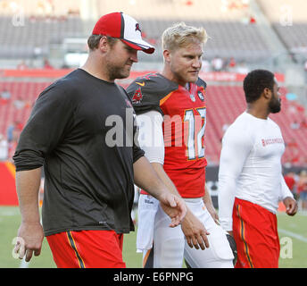 Tampa, Floride, USA. 28 août, 2014. Logan Mankins et (12) Josh McCown parlent pendant l'échauffement avant les Tampa Bay Buccaneers vs Redskins de Washington preseason game chez Raymond James, le jeudi (28/08/14) (Crédit Image : Crédit : Brendan Fitterer/Tampa Bay Times/ZUMA/Alamy Fil Live News) Banque D'Images