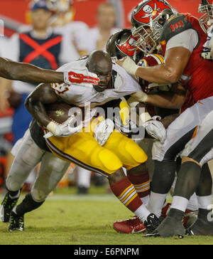 Tampa, Floride, USA. 28 août, 2014. Bucs humains conserver Washington's Silas Redd's (24) casque mais pas lui pendant le Tampa Bay Buccaneers preseason match contre les Redskins de Washington à Raymond James Stadium jeudi soir 8/28/2014. (Crédit Image : Crédit : Jim Damaske/Tampa Bay Times/ZUMA/Alamy Fil Live News) Banque D'Images