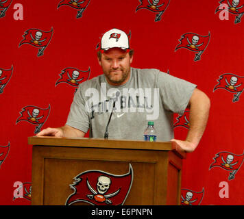 Tampa, Floride, USA. 28 août, 2014. Nouvelle Logan Mankins Bucs guard parle aux médias avant les Tampa Bay Buccaneers preseason match contre les Redskins de Washington à Raymond James Stadium jeudi soir 8/28/2014. (Crédit Image : Crédit : Jim Damaske/Tampa Bay Times/ZUMA/Alamy Fil Live News) Banque D'Images