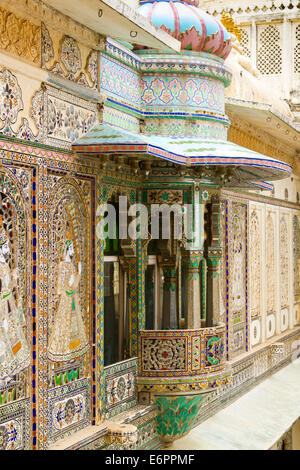 Verre coloré, mosaïques miroirs, balcons et murs de Peacock Square (Mor Chok), une cour intérieure au City Palace, Udaipur, Uttar Pradesh, Inde Banque D'Images