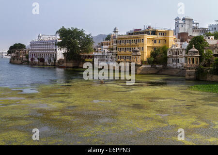 Vue depuis le lac Pichola vers les bâtiments traditionnels et palais au bord de l'eau à Udaipur, Rajasthan, Inde Banque D'Images