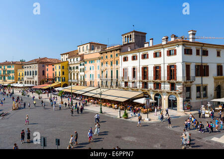 Vue sur la Piazza Bra à partir de l'arène,, Vérone, Vénétie, Italie Banque D'Images