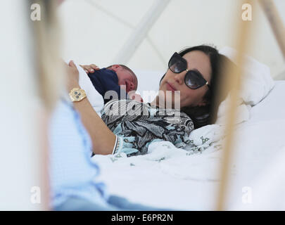 Simon Cowell et Lauren Silverman passez du bon temps à Miami Beach avec nouveau-né fils Eric Où : Miami Beach, Florida, United States Quand : 23 Mars 2014 Banque D'Images