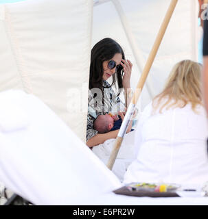 Simon Cowell et Lauren Silverman passez du bon temps à Miami Beach avec nouveau-né fils Eric Où : Miami Beach, Florida, United States Quand : 23 Mars 2014 Banque D'Images