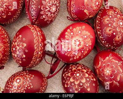 Les oeufs de Pâques peints en rouge avec des motifs traditionnels du folklore hongrois Banque D'Images