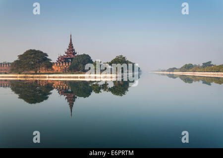 Bastion au Mandalay Palace avec des réflexions, Mandalay, Myanmar, région de Mandalay Banque D'Images