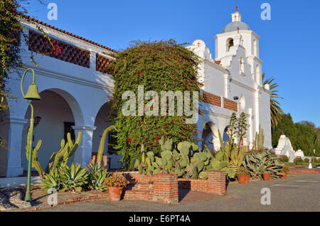 Façade avec un clocher, Mission San Luis Rey de Francia, Oceanside, California, USA Banque D'Images