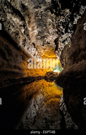 Réflexions de l'eau dans la grotte Cueva de los Verdes, illuminations de la grotte de lave d'un système conçu par Cesar Manrique Banque D'Images