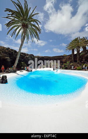 Piscine dans la grotte de lave "Jameos del Agua", conçue par César Manrique, Lanzarote, îles Canaries, Espagne Banque D'Images