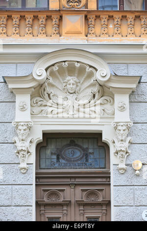 Tête de femme dans un shell au-dessus de l'entrée, façade Art Nouveau de la maison ou de l'Alberta iela 9, rue Albert 9, Riga, Lettonie Banque D'Images