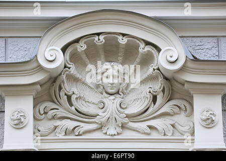 Tête de femme dans un shell au-dessus de l'entrée, façade Art Nouveau de la maison ou de l'Alberta iela 9, rue Albert 9, Riga, Lettonie Banque D'Images