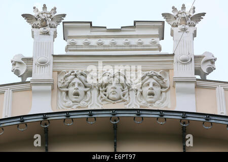 Trois têtes de Méduse sur la façade de la maison Alberta iela 4, rue Albert appartement maison Lyebedinskiy Art Nouveau Banque D'Images