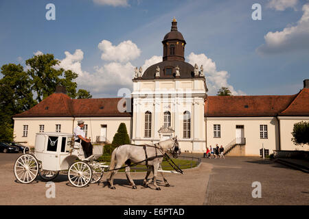 Chariot blanc en face du château, Köpenick, Berlin, Allemagne Banque D'Images