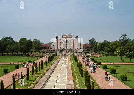 Vue du Taj Mahal à l'entrée sud de grès rouge, l'entrée piétonne principale pour les visiteurs, Agra, Inde Banque D'Images