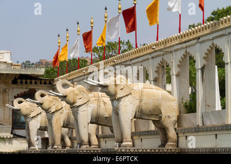 Elephant sculpture ornant l'entrée de Jag Mandir, également appelé Lake Garden Palace, sur le lac Pichola à Udaipur, Rajasthan Banque D'Images