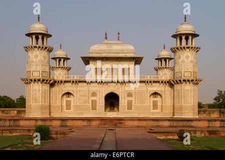 L'Itmad-ud-Daulah, un magnifique mausolée de style Mughal en marbre blanc, également appelé Little Taj, Agra, Uttar Pradesh, Inde Banque D'Images