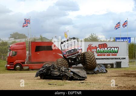 Le public sont traités à Monster Truck manèges de Chris Evans' CarFest Sud en aide aux enfants dans le besoin Banque D'Images