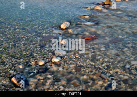 Les roches dans la rivière anastomosée Tagliamento, Forgaria nel Friuli, la province d'Udine, Italie Banque D'Images