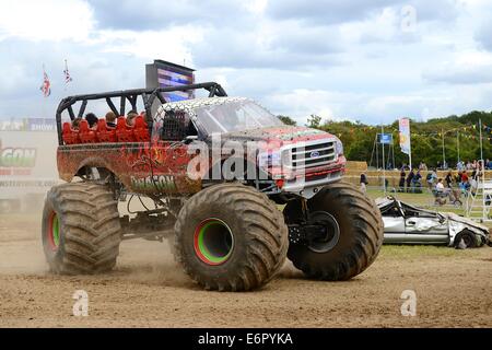 Le public sont traités à Monster Truck manèges de Chris Evans' CarFest Sud en aide aux enfants dans le besoin Banque D'Images