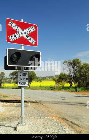 Un signe rouge vif le long d'une route de campagne prévient les conducteurs d'un passage à niveau de Spencers Brook, près de Northam, dans l'ouest de l'Australie. Banque D'Images