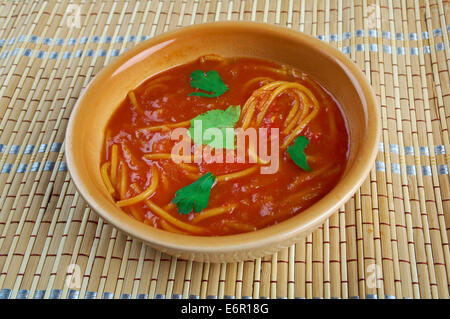 Soupe aux tomates Chorba algérienne Matisha bil Banque D'Images