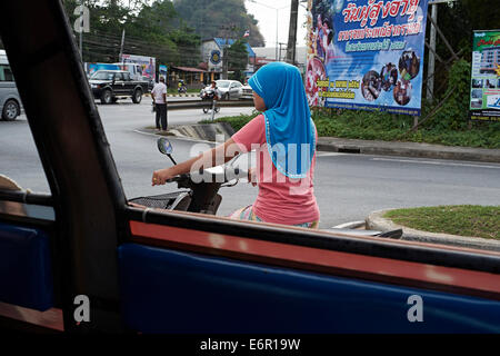 Thaïlande Krabi - jeune musulmane portant le foulard Hijab bleu moto équitation. Banque D'Images