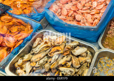 Poissons et fruits de mer stall comptoir à Aylsham Farmers Market, Norfolk, UK Banque D'Images